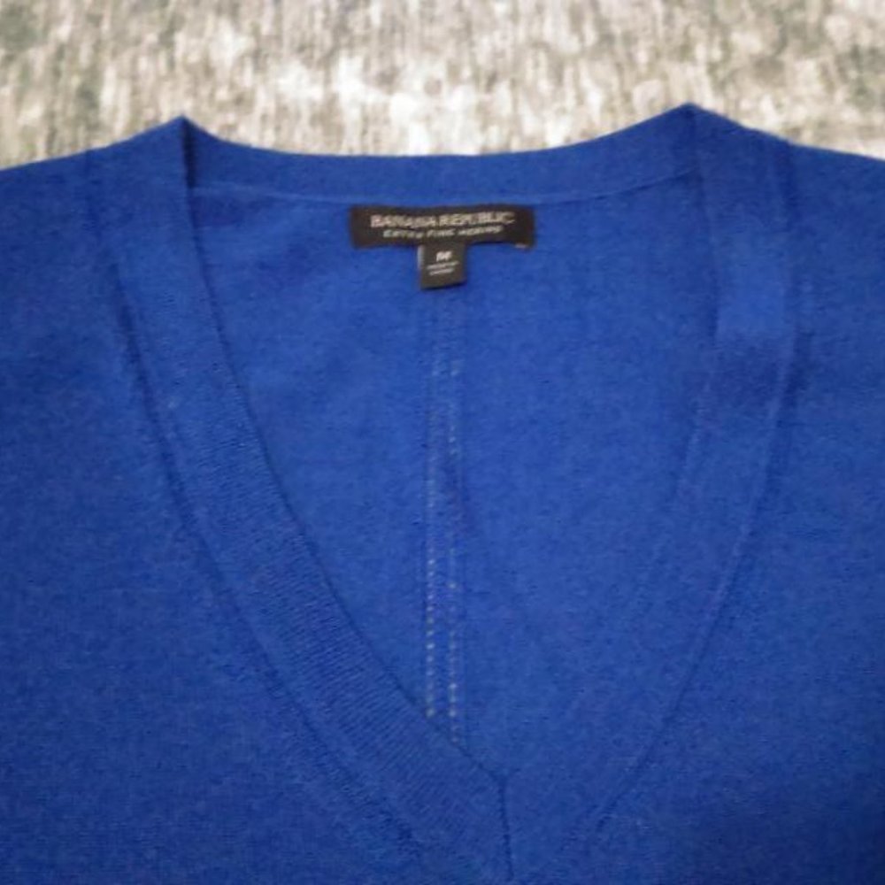Light weight merino wool cobalt v-neck medium - Picture 2 of 5